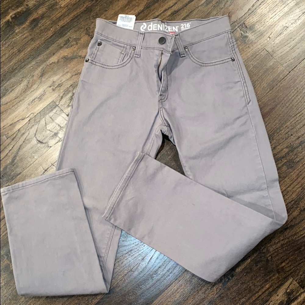 Gray Levi’s jeans
